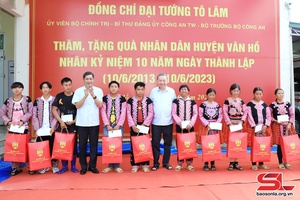 Đại tướng Tô Lâm, Ủy viên Bộ Chính trị, Bộ trưởng Bộ Công an thăm, tặng quà huyện Vân Hồ