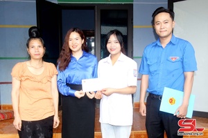 Tặng quà cho 5 thí sinh có hoàn cảnh khó khăn trước Kỳ thi tốt nghiệp THPT