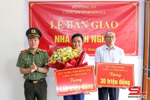 Trao nhà tình nghĩa cho thân nhân liệt sĩ Lường Phát Chiêm
