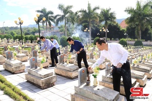 Đoàn công tác tỉnh Sơn La dâng hương tưởng niệm các Anh hùng liệt sĩ tại tỉnh Điện Biên