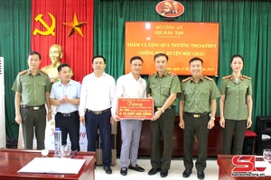 Tặng quà thương binh, thân nhân liệt sĩ