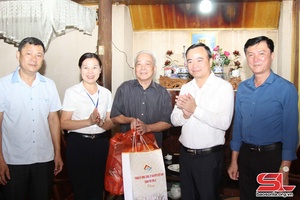 Đồng chí Bí thư Thành ủy Sơn La thăm, tặng quà các thương binh, bệnh binh