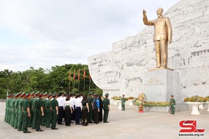 Các đồng chí lãnh đạo tỉnh dâng hoa, dâng hương Chủ tịch Hồ Chí Minh và viếng Nghĩa trang liệt sĩ Nhà tù Sơn La