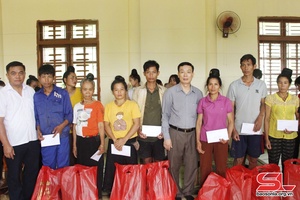 Ban Tổ chức Tỉnh ủy thăm, hỗ trợ các gia đình bị thiệt hại do mưa lũ