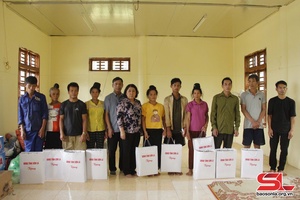 Đồng chí Phó Chủ tịch Thường trực UBND tỉnh kiểm tra công tác khắc phục hậu quả mưa lũ ở Mường La