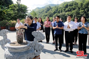 Nguyên Phó Chủ tịch Thường trực Quốc hội Tòng Thị Phóng tặng quà tại huyện Phù Yên