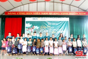 Ngân hàng BIDV Sơn La tặng quà cho học sinh khó khăn tại xã Chiềng On
