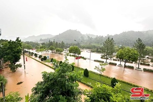 Nhiều tuyến đường trung tâm huyện Quỳnh Nhai bị ngập do mưa lớn