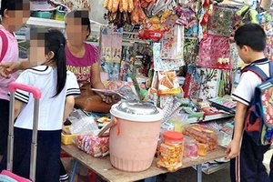 Thực phẩm bẩn bủa vây trường học
