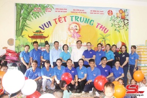 Tổ chức vui Tết Trung thu cho học sinh điểm trường Huổi Tính