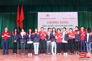 Tặng áo ấm cho học sinh huyện Mai Sơn và Thành phố
