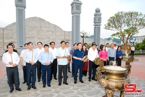 Đồng chí Chủ tịch Quốc hội Vương Đình Huệ dâng hương tại Đền thờ Bác Hồ