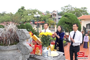 Dâng hương Nghĩa trang Liệt sĩ Thành phố và Nhà bia tưởng niệm Anh hùng liệt sĩ Lò Văn Giá
