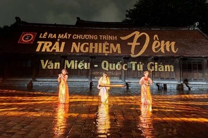 Văn Miếu-Quốc Tử Giám lung linh, kỳ ảo trong tour du lịch đêm
