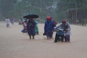 Các tỉnh từ Hà Tĩnh đến Phú Yên mưa lớn, cảnh báo ngập úng, lũ quét, sạt lở
