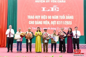 Đồng chí Chủ nhiệm Ủy ban Kiểm tra Tỉnh ủy trao Huy hiệu Đảng tại huyện Yên Châu