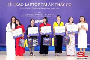 Trao laptop tri ân giáo viên có hoàn cảnh khó khăn