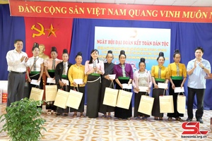 Đồng chí Chủ nhiệm Ủy ban Kiểm tra Tỉnh ủy dự Ngày hội đại đoàn kết tại bản Heo Trại