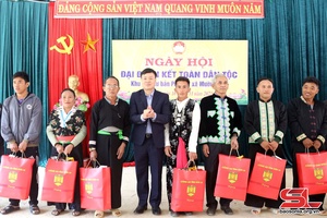 Đồng chí Giám đốc Công an tỉnh dự Ngày hội đại đoàn kết toàn dân tộc tại Sốp Cộp