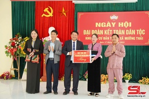 Đồng chí Phó Bí thư Thường trực Tỉnh ủy dự ngày hội Đại đoàn kết tại bản Thải
