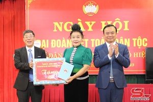 Đồng chí Bí thư Thành ủy dự Ngày hội đại đoàn kết toàn dân tộc tại tổ 9, phường Tô Hiệu