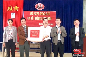 Đồng chí Trưởng ban Dân vận Tỉnh ủy dự sinh hoạt Chi bộ bản Chim Hạ