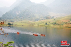 Sôi nổi giải đua thuyền truyền thống huyện Phù Yên