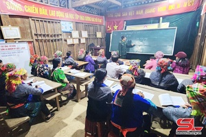 Lớp học xóa mù chữ ở Sam Quảng