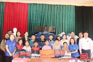 Kho bạc Nhà nước tỉnh tặng quà cho học sinh và nhân dân xã Chiềng Tương