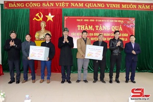 Các đồng chí lãnh đạo tỉnh kiểm tra tình hình và tặng quà tại huyện Thuận Châu