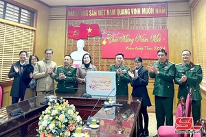 Bộ CHQS tỉnh Sơn La thăm, chúc tết, kiểm tra SSCĐ tại huyện Mộc Châu