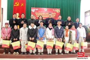 Đoàn đại biểu Quốc hội tỉnh và Tổng Liên đoàn Lao động Việt Nam trao 100 suất quà cho đoàn viên, người lao động