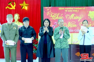 Đồng chí Phó Chủ tịch Thường trực UBND tỉnh tặng quà Tết tại Thành phố