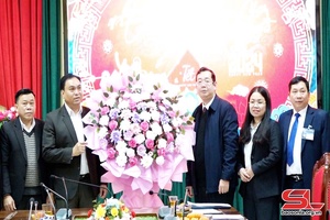 Lãnh đạo huyện Xiềng Khọ thăm, tặng quà, chúc tết huyện Yên Châu