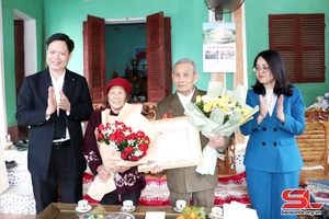 Đồng chí Trưởng Ban Tuyên giáo Tỉnh ủy trao Huy hiệu Đảng tại Thuận Châu