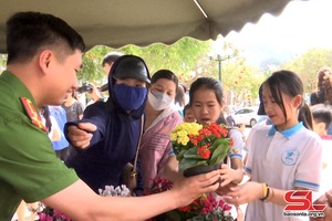 Đoàn viên thanh niên thị trấn Mộc Châu đổi rác thải tái chế lấy cây xanh