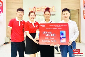 '3 khách hàng của Viettel Sơn La trúng thưởng điện thoại Samsung Galaxy A05