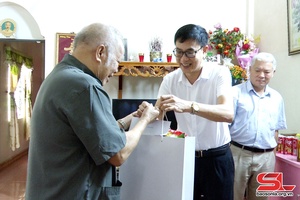 'Huyện Mai Sơn thăm, tặng quà chiến sĩ tham gia chiến dịch Điện Biên Phủ
