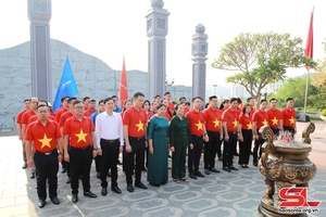 Dâng hương Đền thờ Bác Hồ và Nhà tưởng niệm các Anh hùng liệt sĩ Nhà tù Sơn La