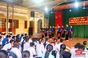 'Ngoại khóa truyền dạy xòe Thái cho trên 300 học sinh