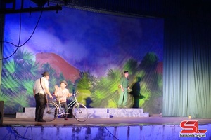 'Nhà hát chèo Quân đội diễn vở kịch “Những người mẹ” tại huyện Mộc Châu