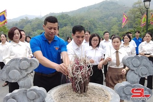 'Trường THPT Phù Yên thắp hương tại Đền thờ Đại tướng Võ Nguyên Giáp