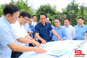 'Đồng chí Phó Chủ tịch UBND tỉnh kiểm tra vị trí xây dựng Trường PTDT Nội trú THCS&THPT Sông Mã