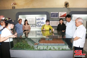 Đoàn công tác của đồng chí nguyên Chủ nhiệm Uỷ ban Kiểm tra Trung ương thăm di tích lịch sử trên địa bàn thành phố Sơn La