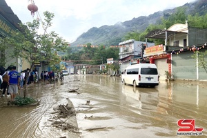 'Mưa lớn gây ách tắc cục bộ giao thông qua xã Mường Bú