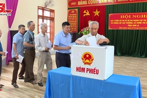'Cử tri Mộc Châu nô nức đi bỏ phiếu cho ý kiến về Đề án thành lập thị xã Mộc Châu
