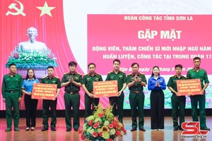 Đoàn công tác của tỉnh Sơn La thăm, tặng quà chiến sĩ mới