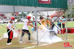 'Hội thi nghiệp vụ chữa cháy và cứu nạn, cứu hộ “Tổ liên gia an toàn PCCC” huyện Thuận Châu
