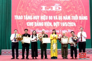 'Đồng chí Chủ nhiệm Ủy ban Kiểm tra Tỉnh ủy trao Huy hiệu Đảng đợt 19/5