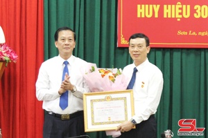 Chi bộ Ban Tổ chức Tỉnh ủy trao Huy hiệu Đảng 30 năm cho đảng viên